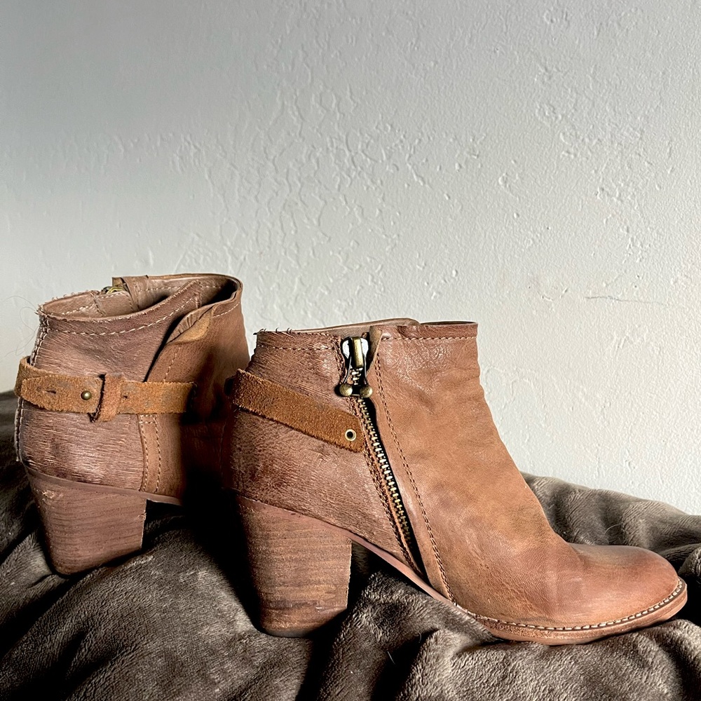 Dolce Vita Western Heeled Booties | Size 9.5